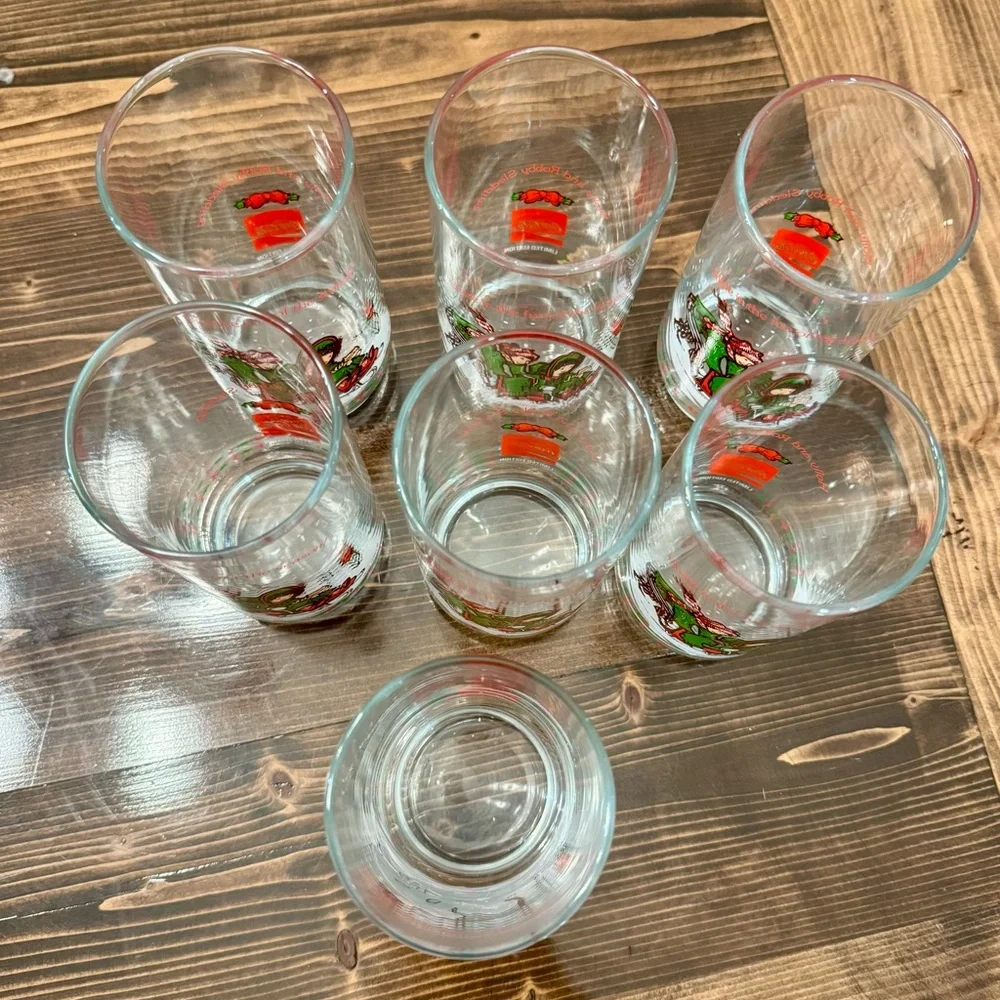 Vintage Holly Hobby “Holly & Robby Sledding” Christmas Glasses Set‎ of 7